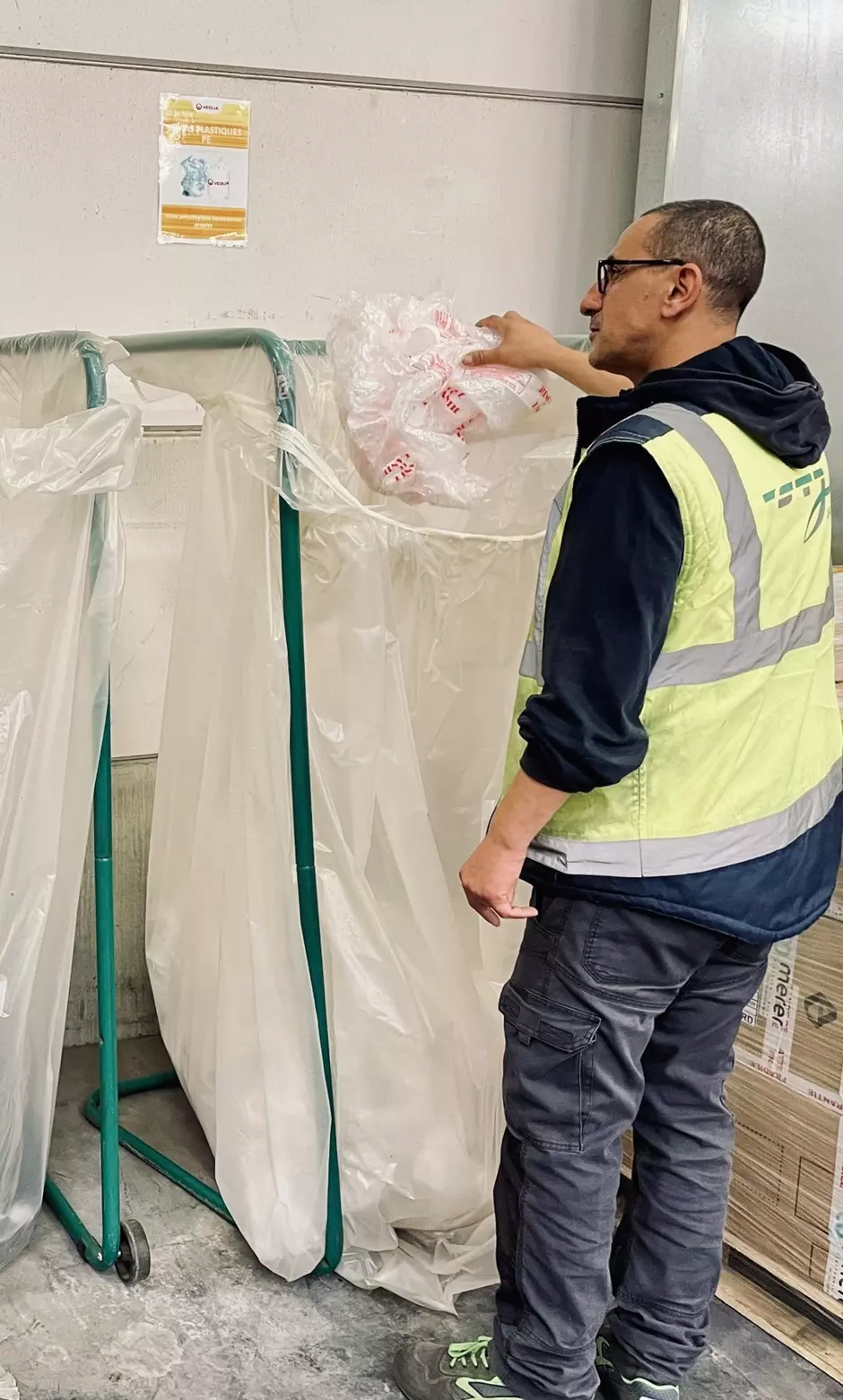 La signalétique joue un rôle capital dans l’acquisition du bon geste de tri et la suppression des erreurs de tri, synonymes de surcoût pour les entreprises.