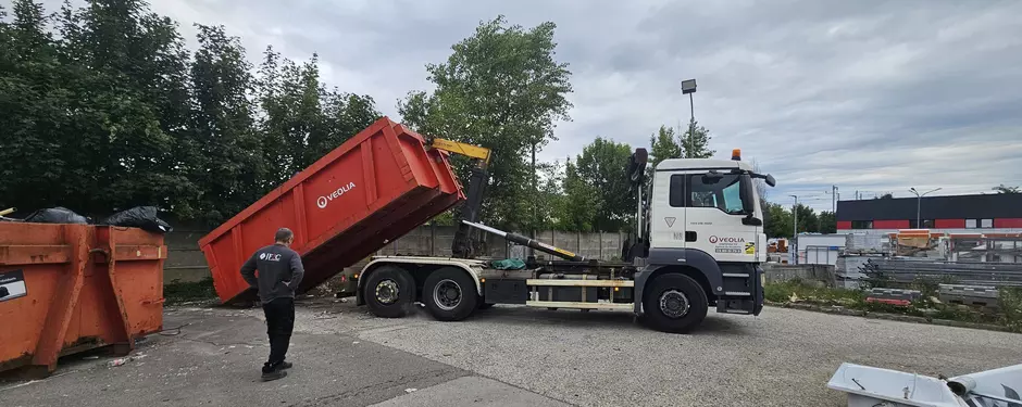 JF2C a créé une déchèterie interne pour séparer ses différents flux de déchets de chantier (gravats, inerte, PVC, bois…) dans les contenants mis à disposition par Veolia.