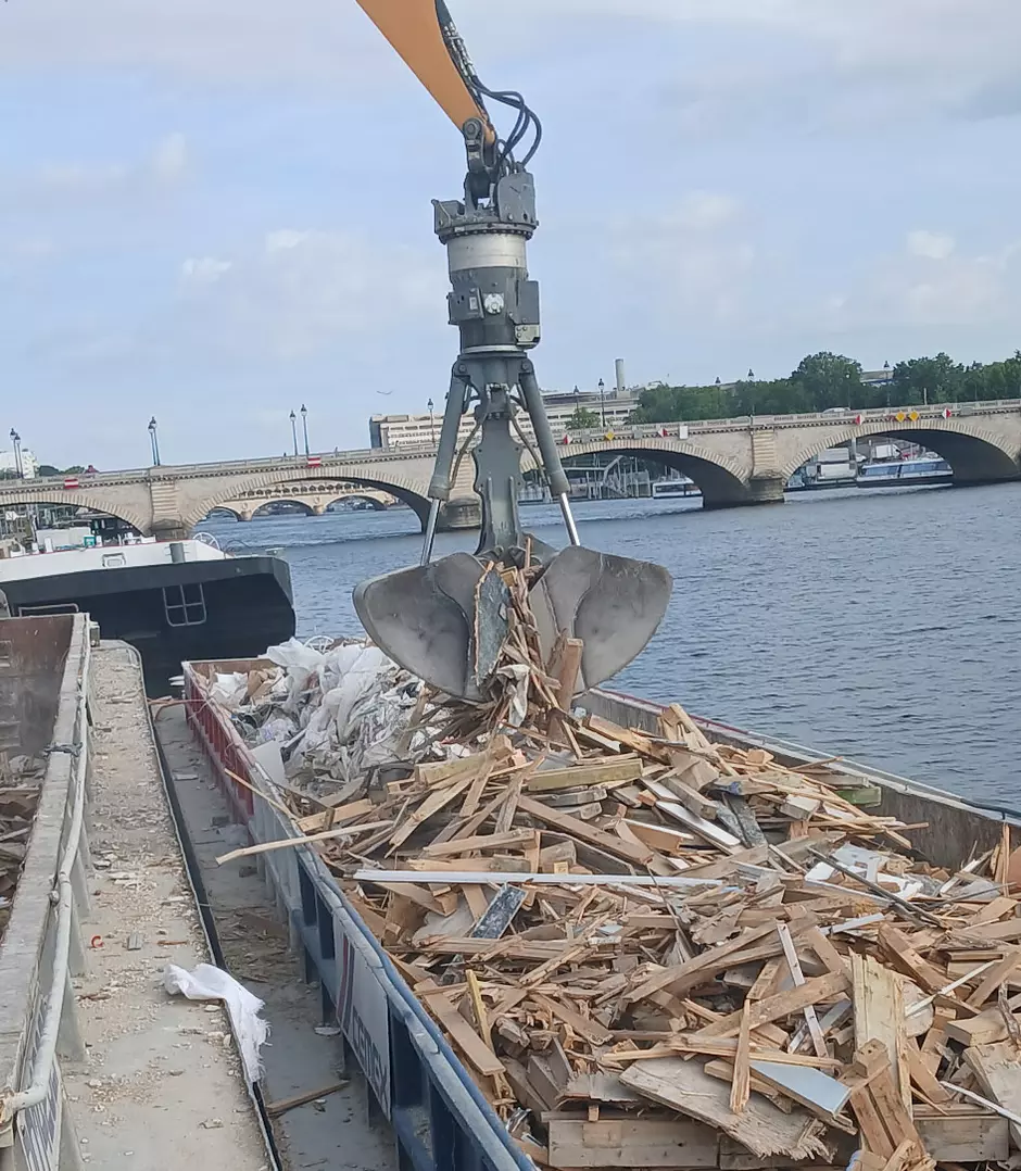 Chantier A7A8-Austerlitz / BATEG - Evacuation des déchets de chantier par barge