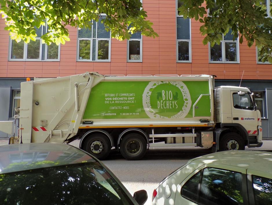 Le camion à deux compartiments (biodéchets et déchets ménagers) de Veolia se fait remarquer dans les rues de Lille.