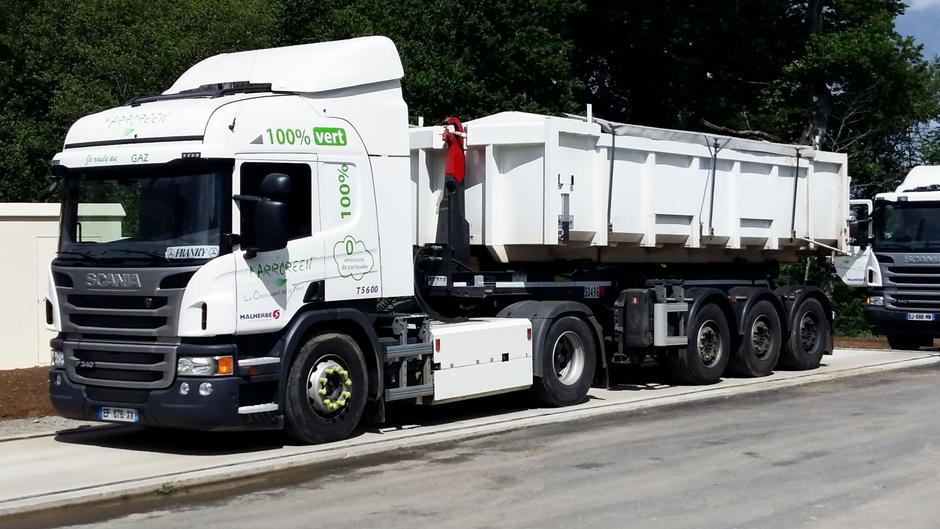 Photographie d’un camion utilisant KARRGREEN, le carburant au biogaz breton.