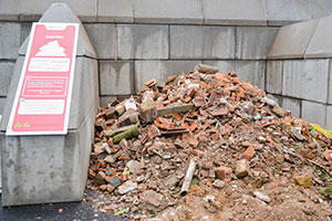 Dans la déchèterie, la signalétique présente la nature des déchets acceptés et expose succinctement la valorisation ou le recyclage qui en sera fait.