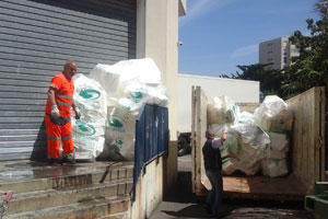 Le polystyrène du centre E.Leclerc est stocké dans de grands sacs plastiques afin d’être acheminé vers la presse à PSE de Veolia.
