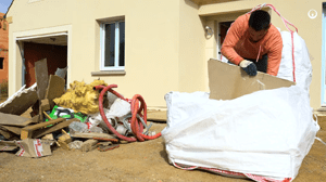 Clic’BAG Veolia simplifie la collecte des déchets de chantier avec un nouveau big bag facile à installer, à remplir et à évacuer.