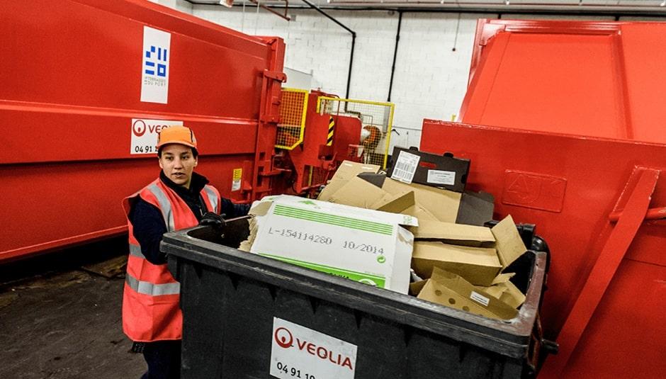 L’acheminement interne des déchets jusqu’à la déchèterie interne est assurée par le personnel d’Elise, partenaire de Veolia de longue date pour le tri des papiers et cartons notamment.