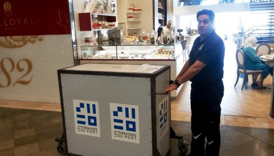 Tout est fait pour faciliter le tri des biodéchets par les restaurateurs : c’est l’équipe Elise/Veolia qui collecte les bacs pleins contre des bacs propres. Grâce à un chariot banalisé, la collecte reste très discrète dans les allées du mall.