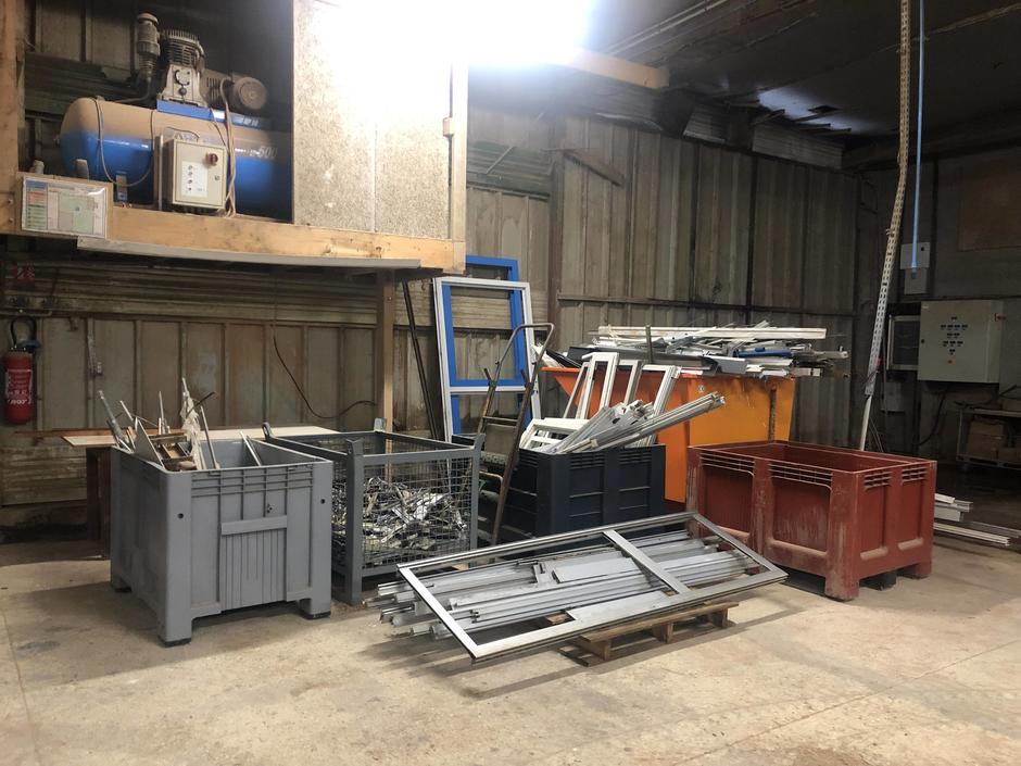 Val’Homnia – Groupe Homnia – a mis en place un premier atelier expérimental de recyclage et valorisation des menuiseries en bois, PVC et aluminium déposées lors de chantier de rénovation © photo Val’Homnia / Groupe Homnia