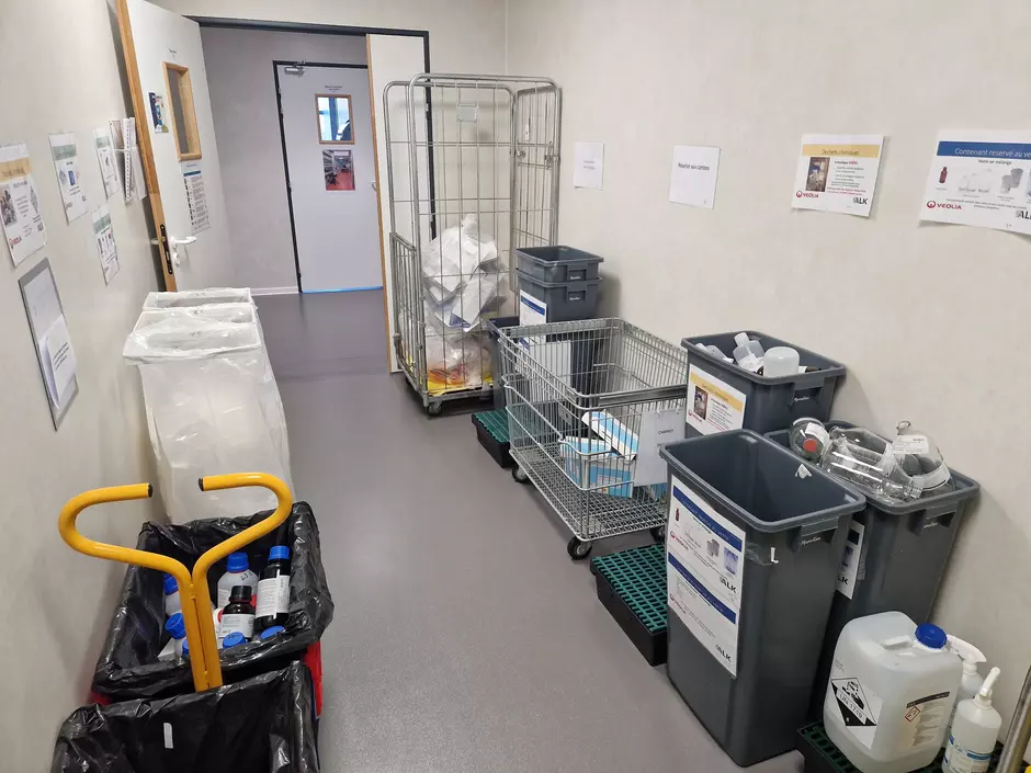 Alt : Tri sélectif au laboratoire de contrôle qualité © ALK France