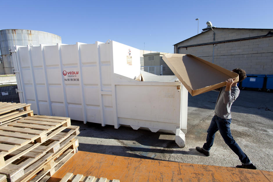 Une benne pour la collecte de cartons (d’emballages ou non), de papiers rachetés par Veolia