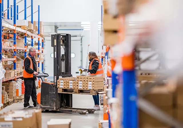 Dans ses entrepôts logistiques, les salariés de France Frais Val de Seine trient les différents flux de déchets recyclables, à commencer par les biodéchets que Veolia valorise ensuite. ©2024 ARTHURS-H