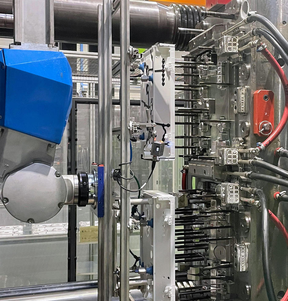Ejection de deux pièces bi-injectées grâce aux mouvements d’éjecteurs vers une main de préhension sur un robot poly articulé. © Process Thermoplastic