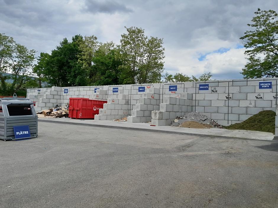 déchèterie professionnelle, tri des déchets, valorisation des déchets, plâtre, plastiques, bois A, bois B, gravats, déchets verts, alvéoles de tri, gestion des déchets, recyclage, conteneur Veolia, environnement, REP PMCB, déchets du bâtiment, tri à la source, développement durable, traitement des déchets, éco-responsabilité, infrastructure de tri, déchets valorisables.