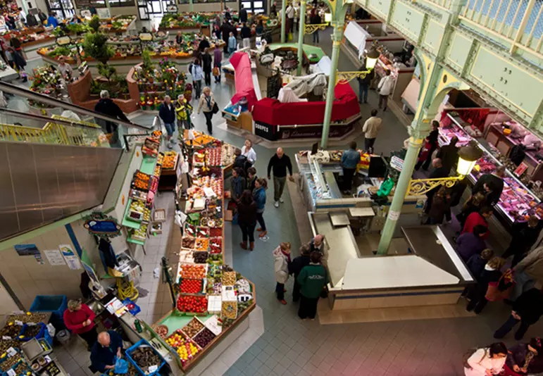 Le tri des biodéchets concerne toutes les organisations, comme par exemple ici ce marché couvert municipal : Veolia propose des solutions adaptées de gestion du tri, de la collecte et de la valorisation des biodéchets à chaque contexte spécifique.