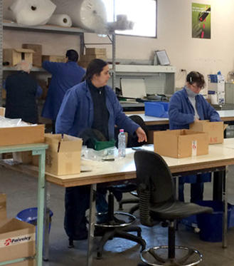 A Amiens, Veolia confie à l'Atelier du Fief, entreprise de travail adapté (ADAPEI 80), ses missions de déconditionnement fin de produits à valoriser