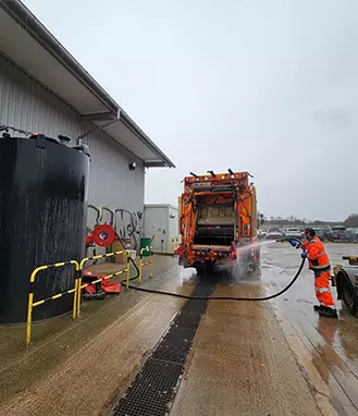 A Chemaudin, Veolia rince à l'eau de pluie les bennes de collecte des déchets ménagers