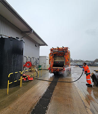 A Chemaudin, Veolia rince à l'eau de pluie les bennes de collecte des déchets ménagers