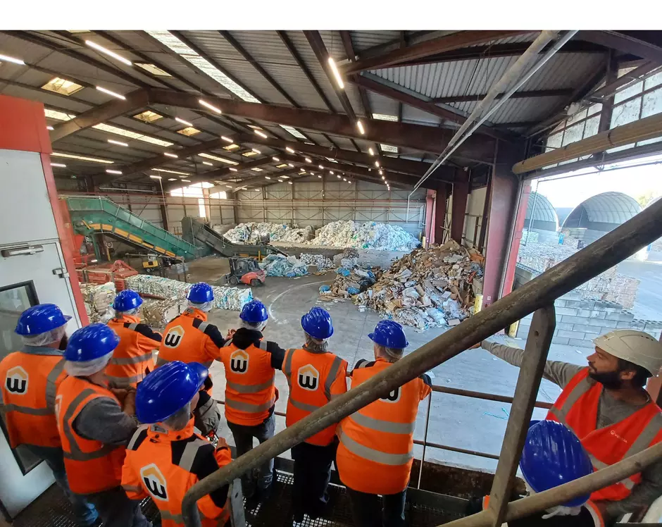 Veolia a accueilli les ambassadeurs de tri de Weldom sur le centre de tri et de traitement des déchets de Nogent-sur-Oise.