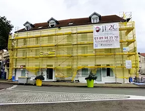 Accompagnée par Veolia, l’entreprise JF2C s’est organisée pour trier ses déchets de chantier (inerte, gravats, pvc…) en créant une déchèterie interne.
