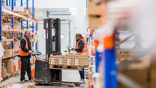 Dans ses entrepôts logistiques, les salariés de France Frais Val de Seine trient les différents flux de déchets recyclables, à commencer par les biodéchets que Veolia valorise ensuite. ©2024 ARTHURS-H