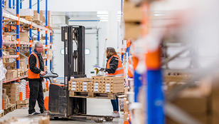 Dans ses entrepôts logistiques, les salariés de France Frais Val de Seine trient les différents flux de déchets recyclables, à commencer par les biodéchets que Veolia valorise ensuite. ©2024 ARTHURS-H